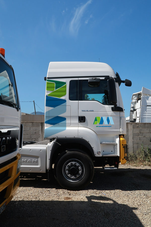 AM groupe am envirronement camion benne 600x900 - AM groupe